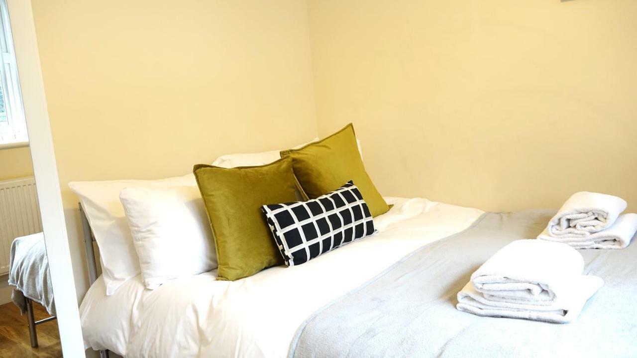 Heathrow Ensuite Rooms- Auto Check In Stanwell