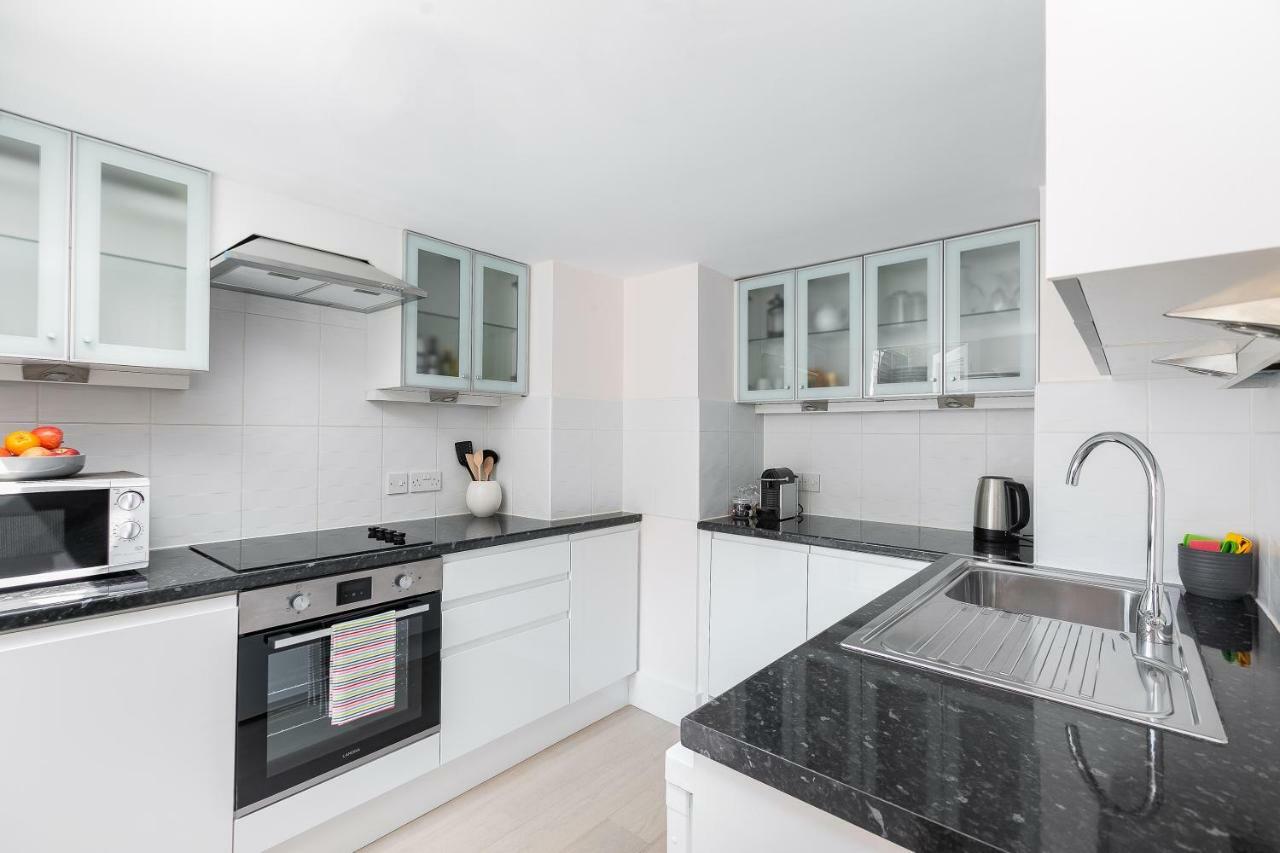 With Private Patio, And Park Across The Road (adults Only) Leilighet