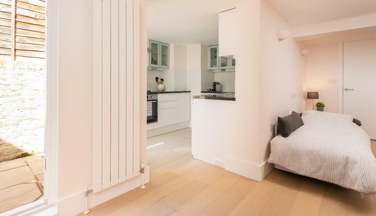With Private Patio, And Park Across The Road (adults Only) Leilighet London