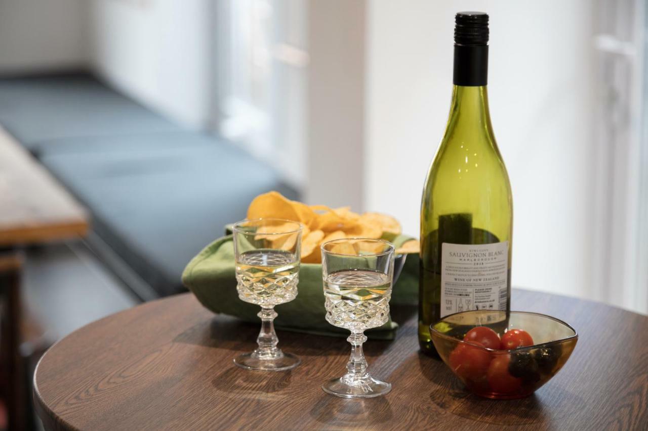 Apartment Courcy Road - 7 Bedroom - Sleeps Up To 22 London