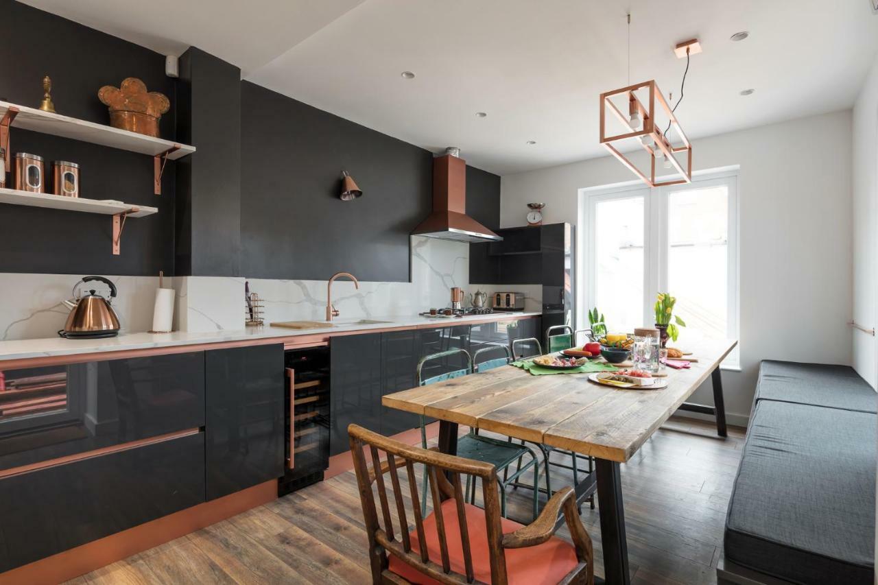 Courcy Road - 7 Bedroom - Sleeps Up To 22 *