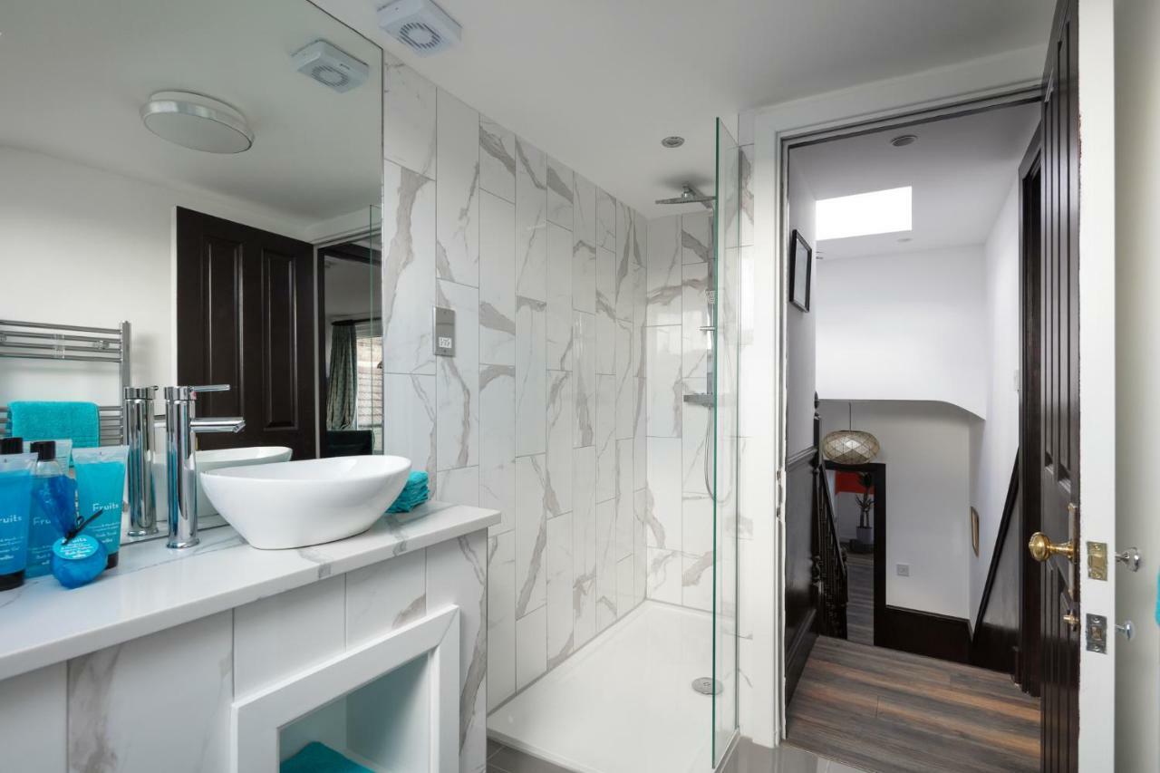 Courcy Road - 7 Bedroom - Sleeps Up To 22 *