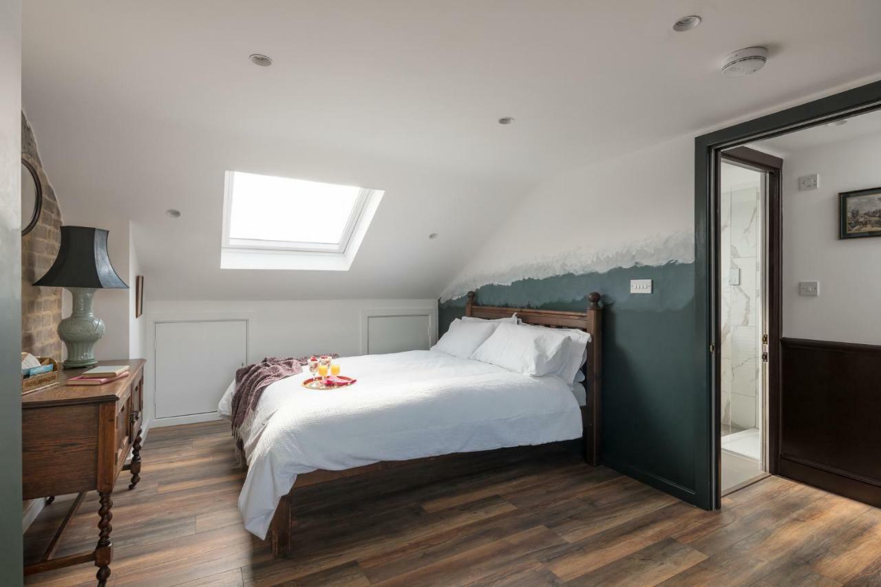 Courcy Road - 7 Bedroom - Sleeps Up To 22 London