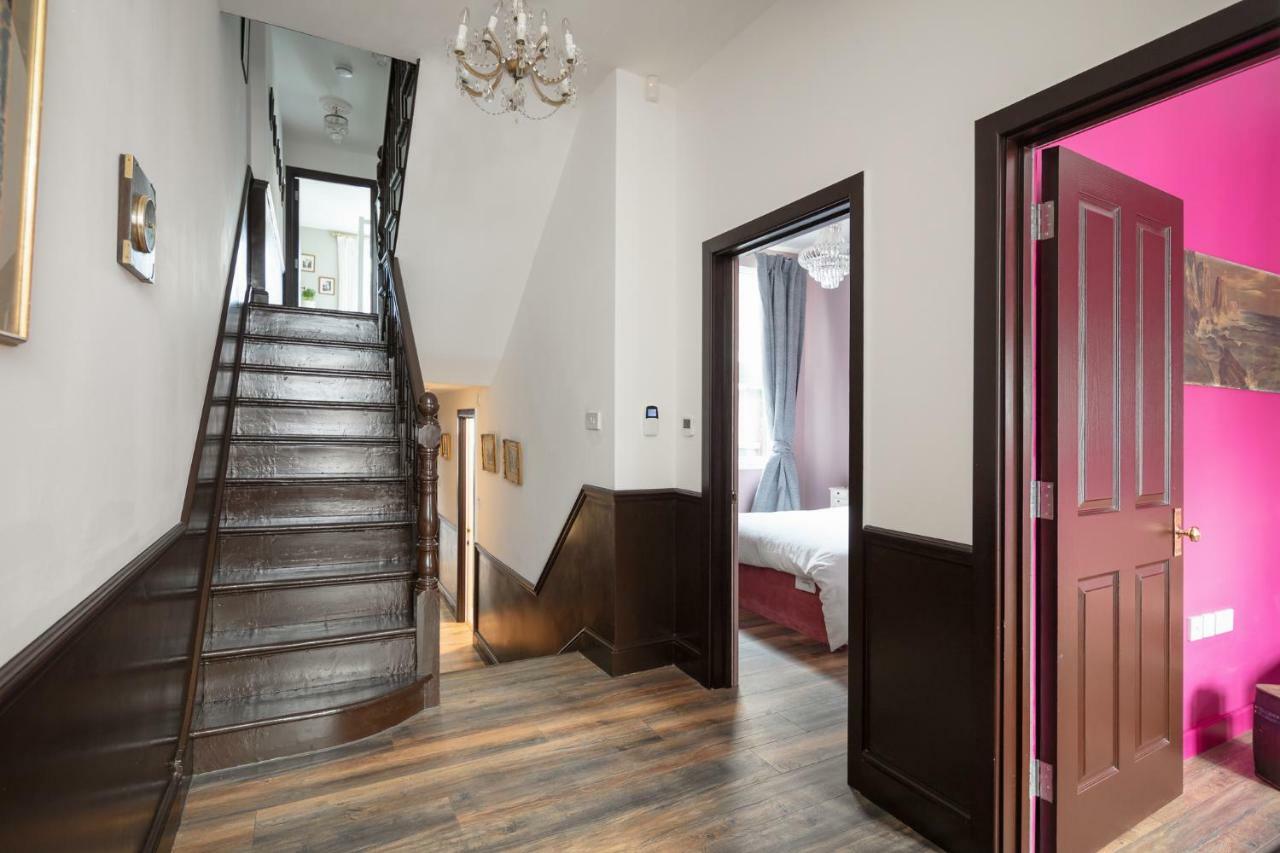 Courcy Road - 7 Bedroom - Sleeps Up To 22 *