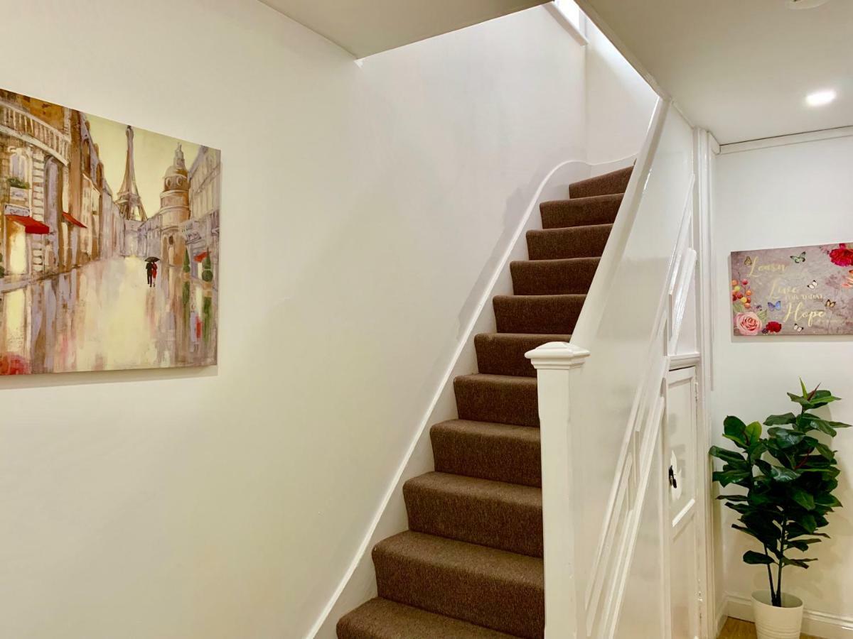 2 Bedroom Apartment, Kitchen, Reception And Private Garden Apartamento *