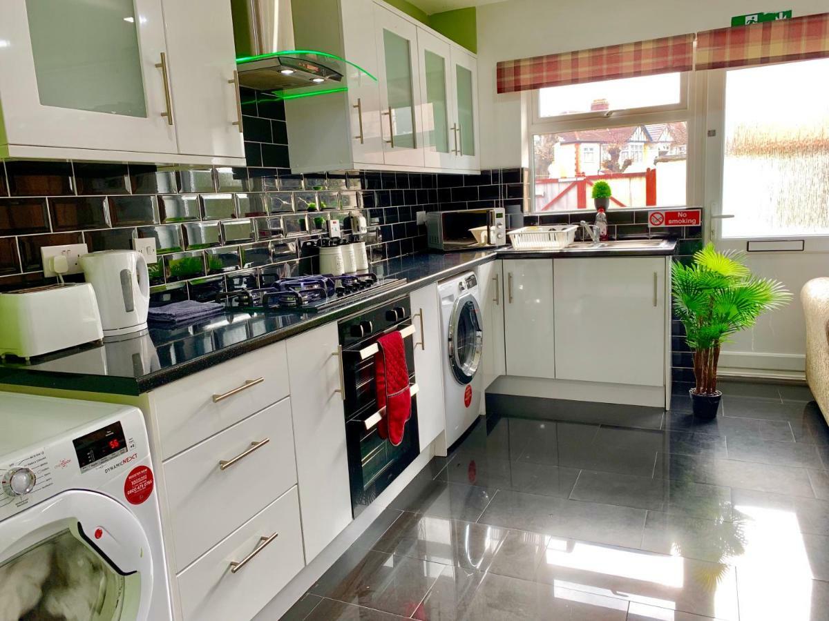 Apartamento 2 Bedroom Apartment, Kitchen, Reception And Private Garden