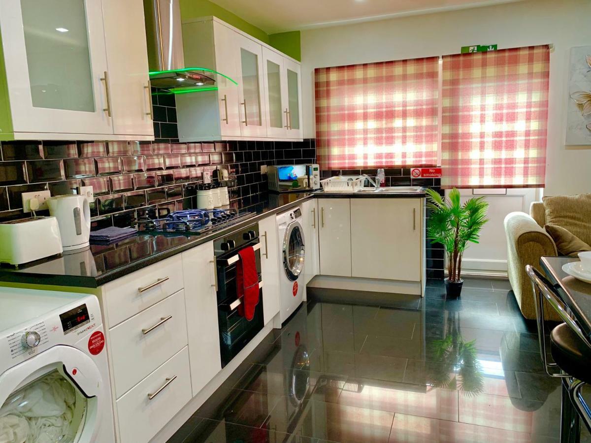 2 Bedroom Apartment, Kitchen, Reception And Private Garden Apartamento