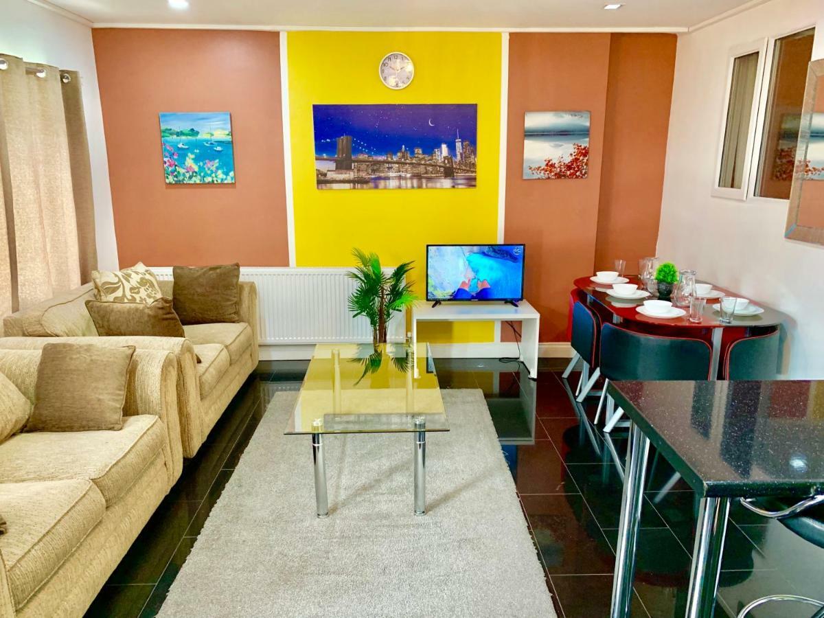 2 Bedroom Apartment, Kitchen, Reception And Private Garden Apartamento *