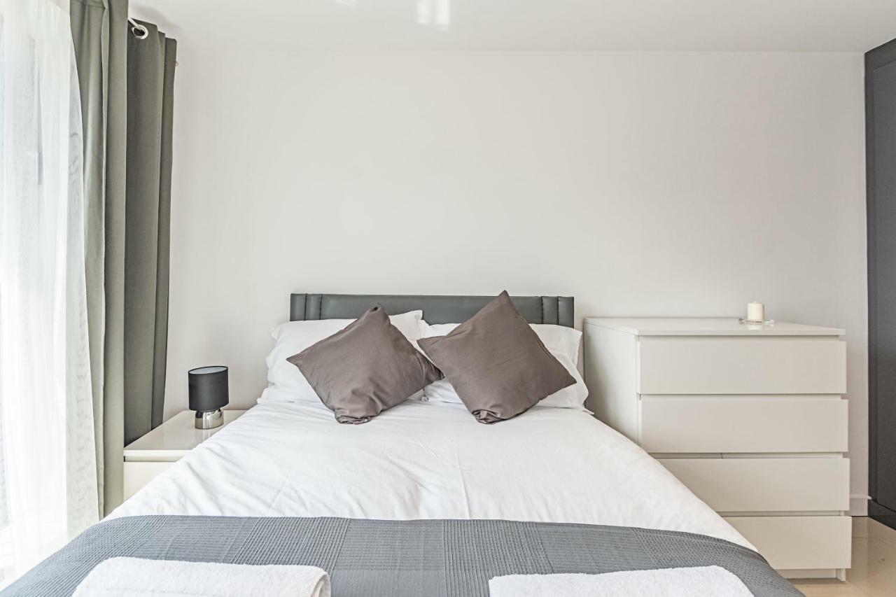 Modern Canary Wharf Apartment *