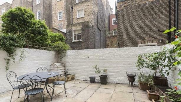 Stylish In Victoria Apartment London
