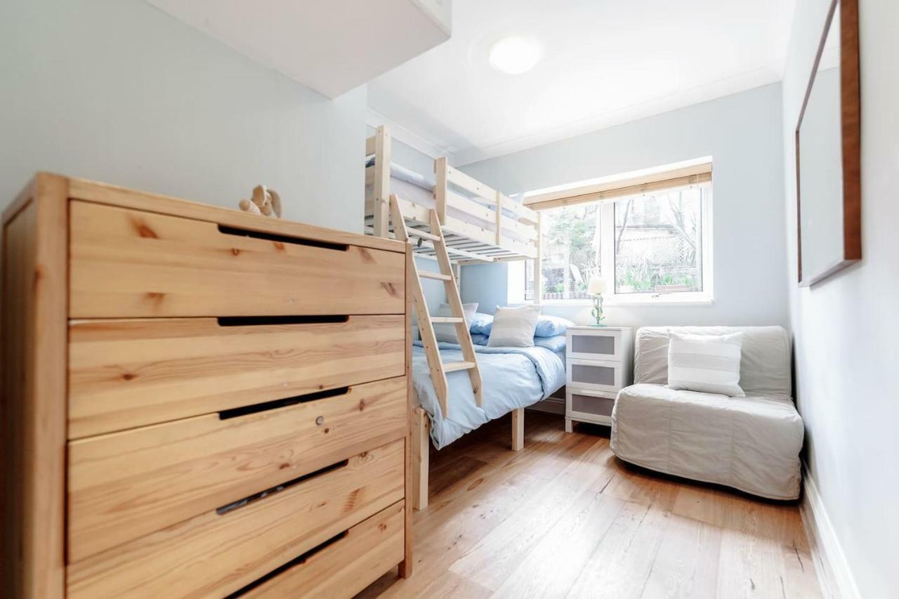 Apartment 3 Bedroom Garden Flat - Location *
