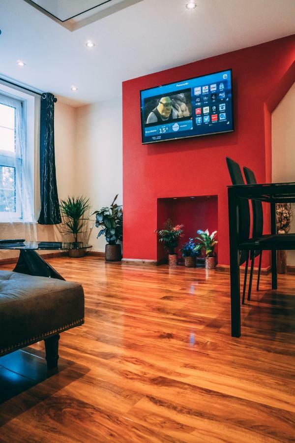 Leilighet Quality Stay,2 Bed Near The Centre, 2min Walk From Metro Station