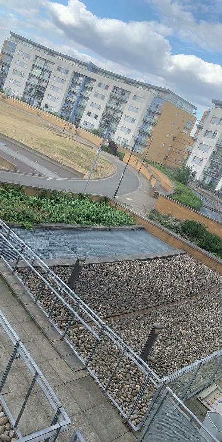 Affluent Waterside Tideslea Path * Londres