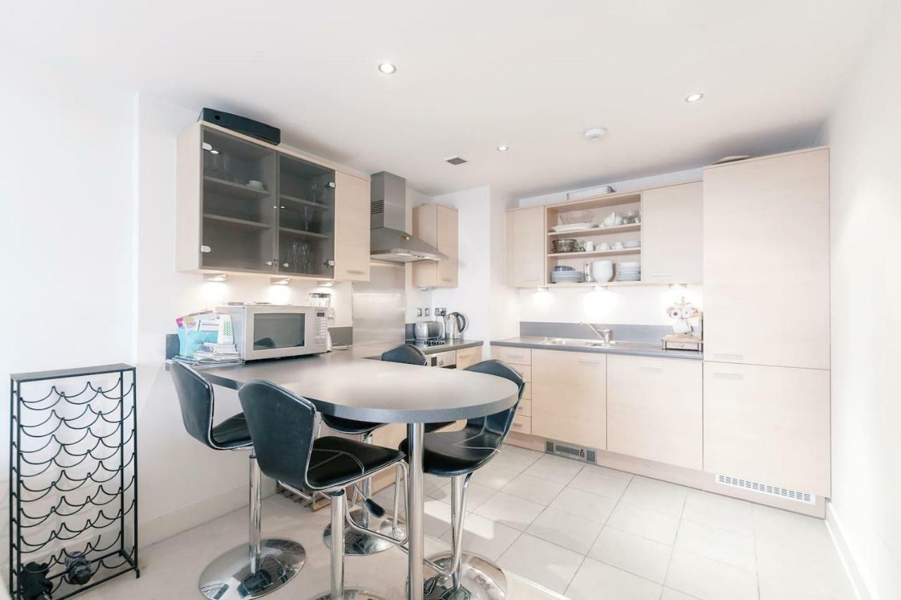 Chelsea / Imperial Wharf - Bright, Modern, Sunset View Apartment London
