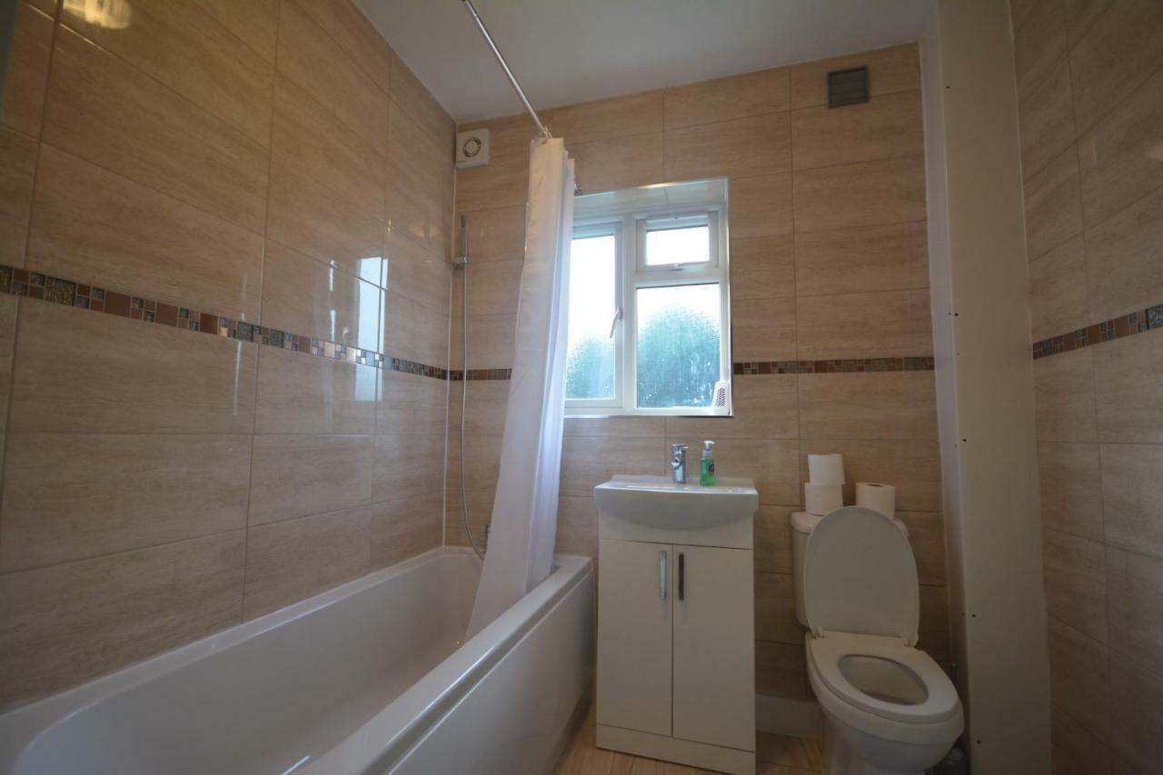 Apartment Luxury 3 Bedroom Close To East Ham Station *