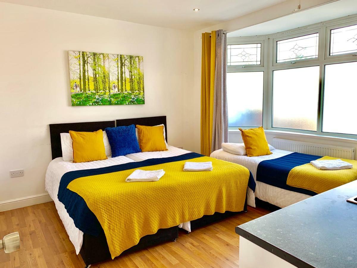 4 Bedrooms, 3 Baths, Full Kitchen&lounge, Garden, Free Parking Appartement *