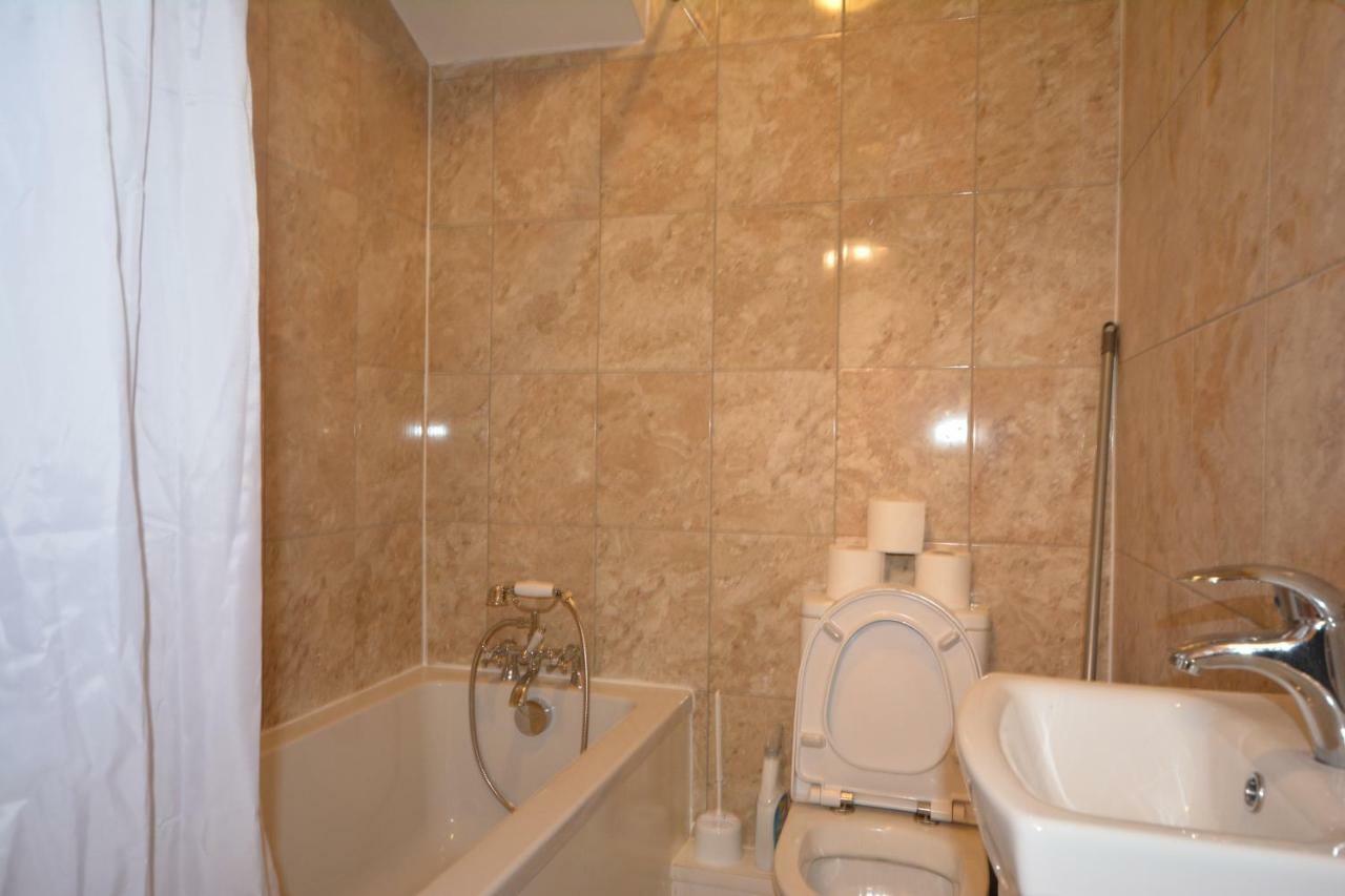 Luxury 3 Bedroom Close To East Ham Station London