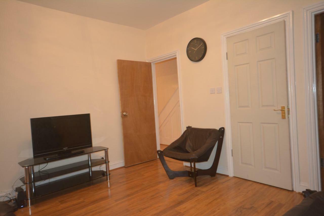 Apartment Luxury 3 Bedroom Close To East Ham Station *