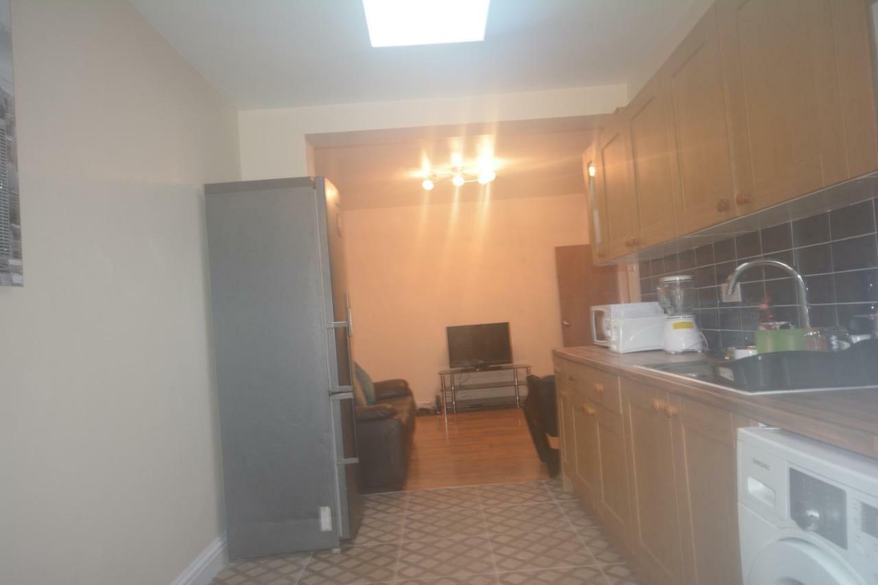 Apartment Luxury 3 Bedroom Close To East Ham Station *