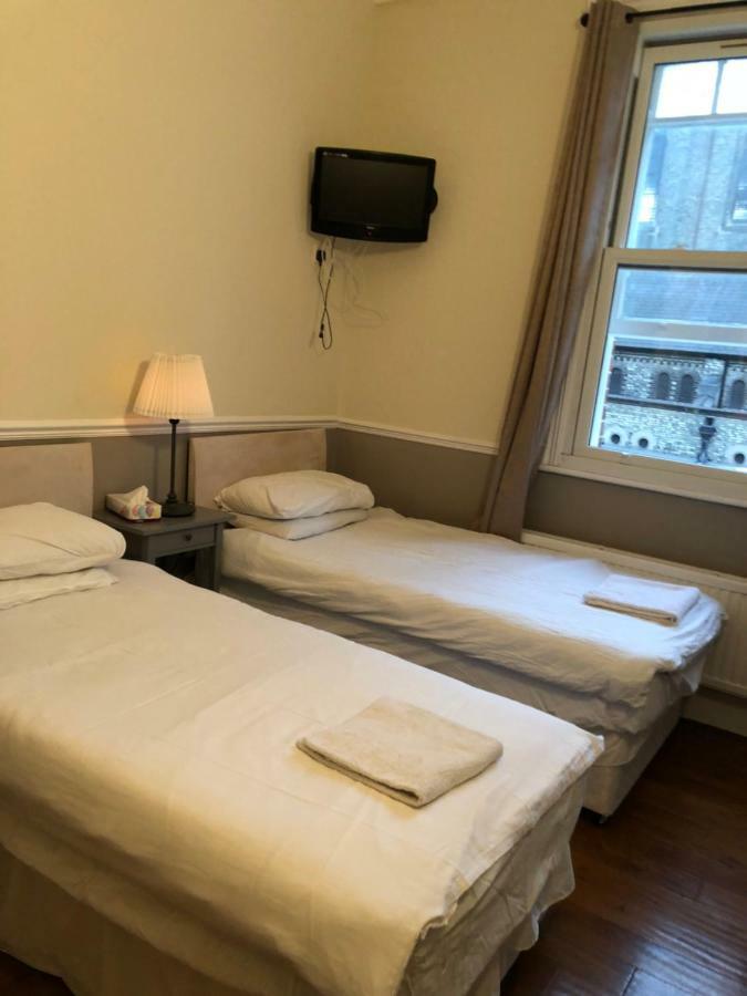 Tourian Lounge Hotel Bed & Breakfast London