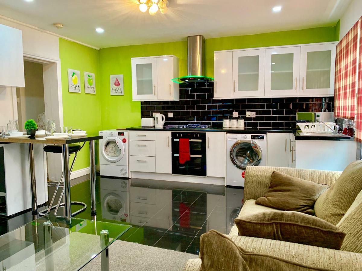 2 Bedroom Apartment, Kitchen, Reception And Private Garden Apartamento *