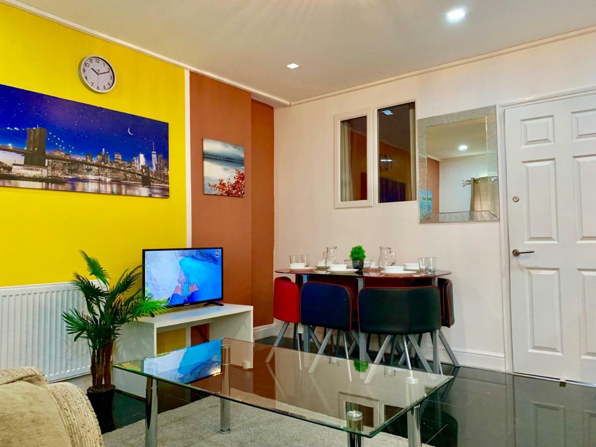 Apartamento 2 Bedroom Apartment, Kitchen, Reception And Private Garden