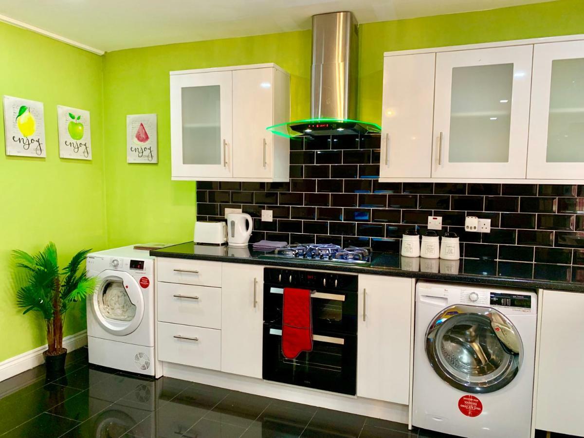 2 Bedroom Apartment, Kitchen, Reception And Private Garden Apartamento *