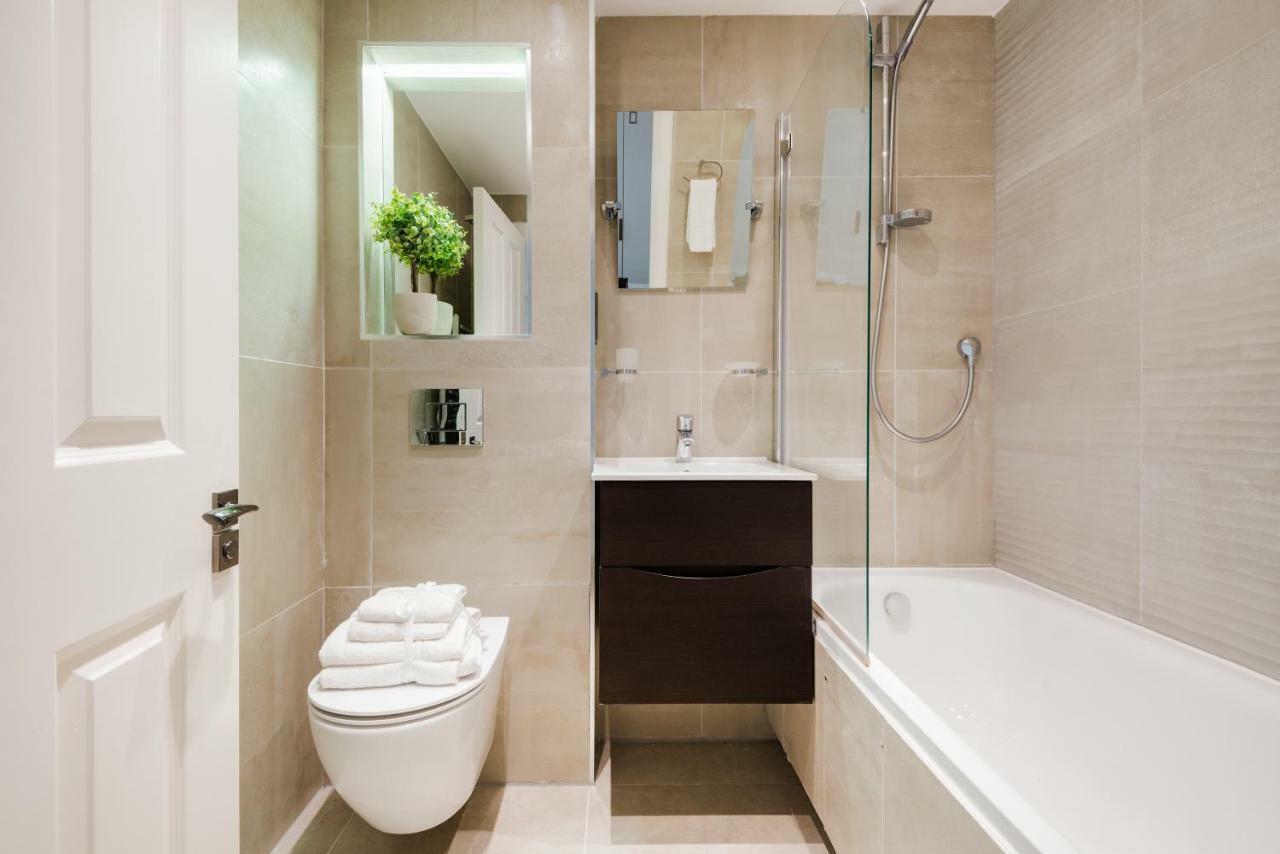 Large Two Bed With Private Entrance And Patio * London