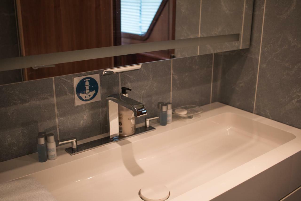 Absolute Pleasure Yacht Hotel Londres