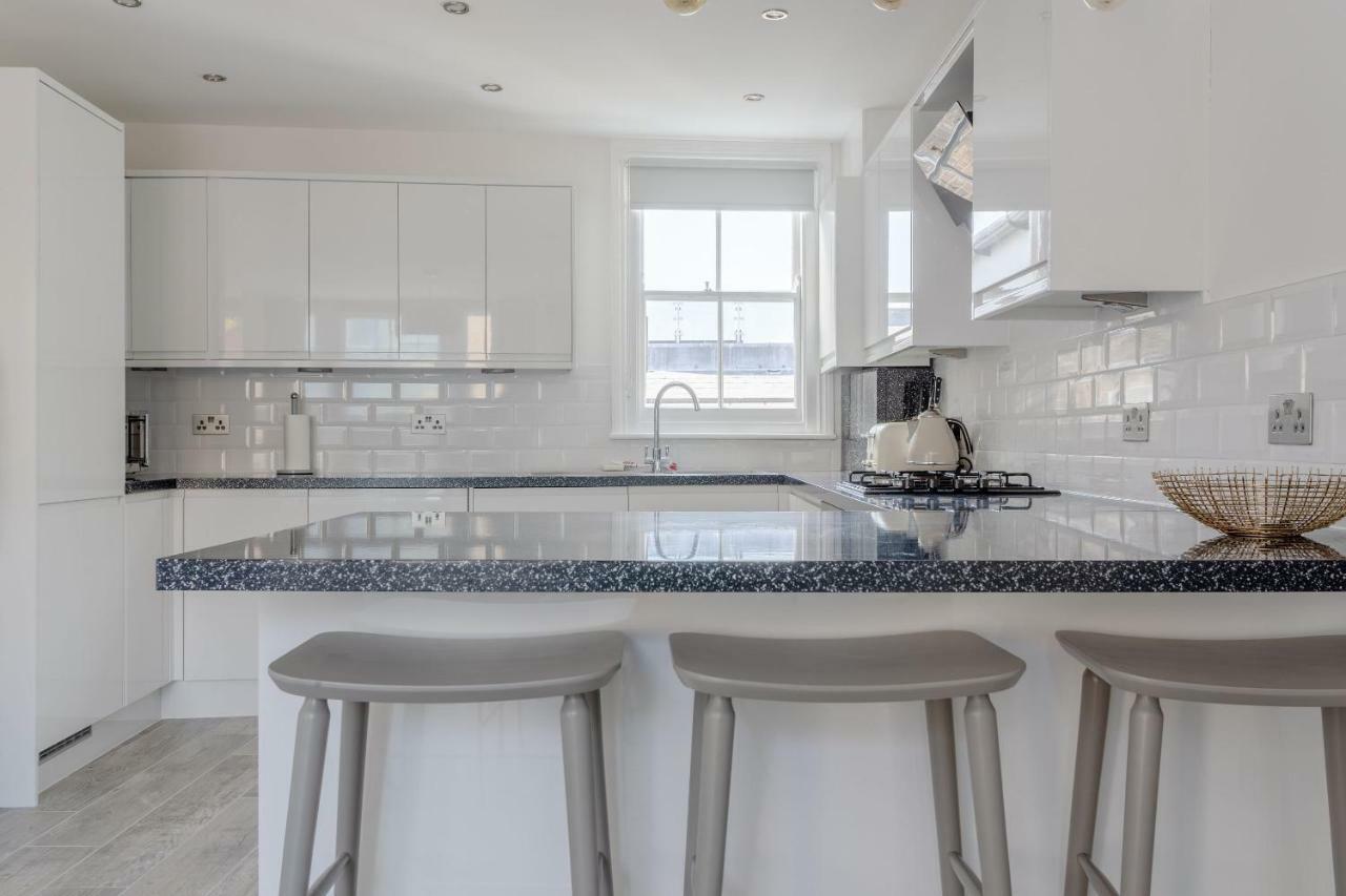 Apartment Stunning 3 Bedroom 2 Bath In Fantastic Location *