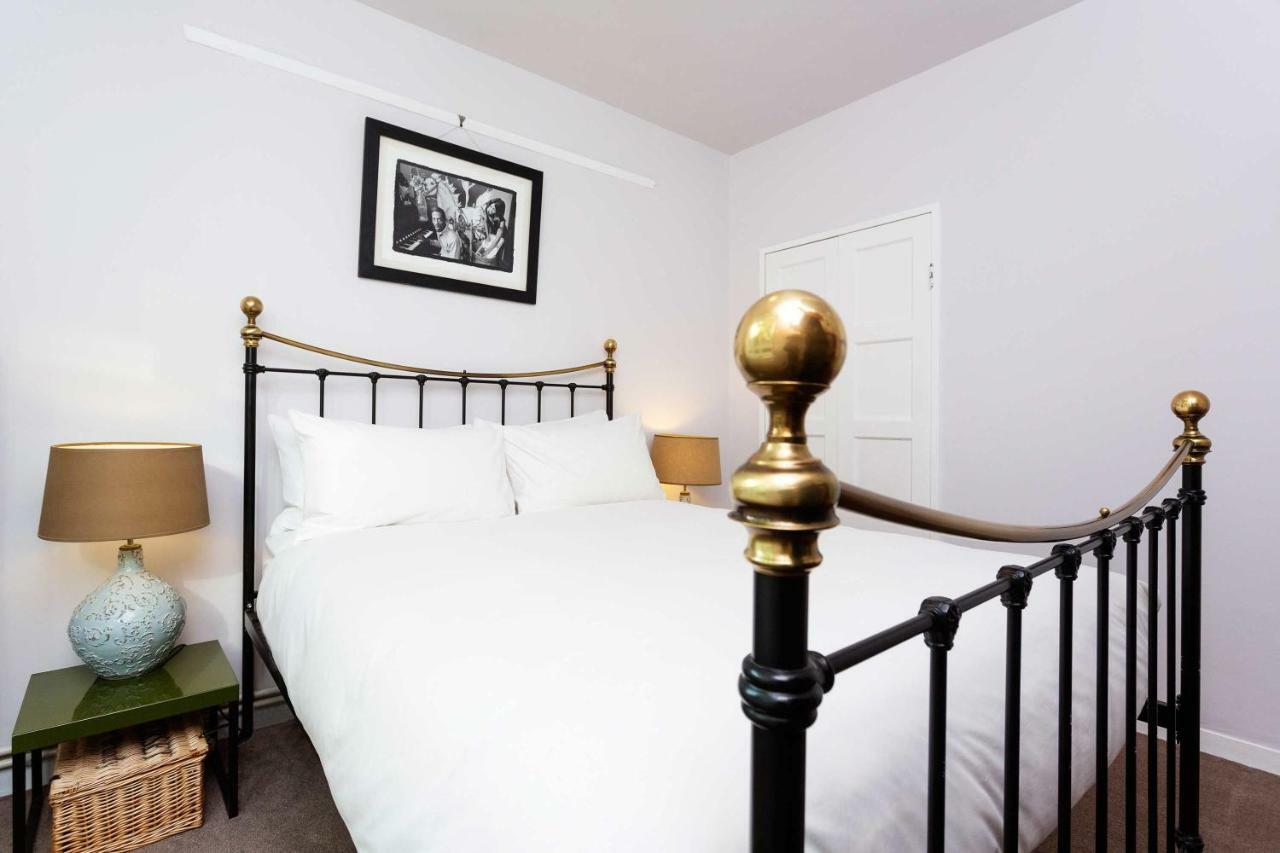 Veeve - Portobello Yellow * London