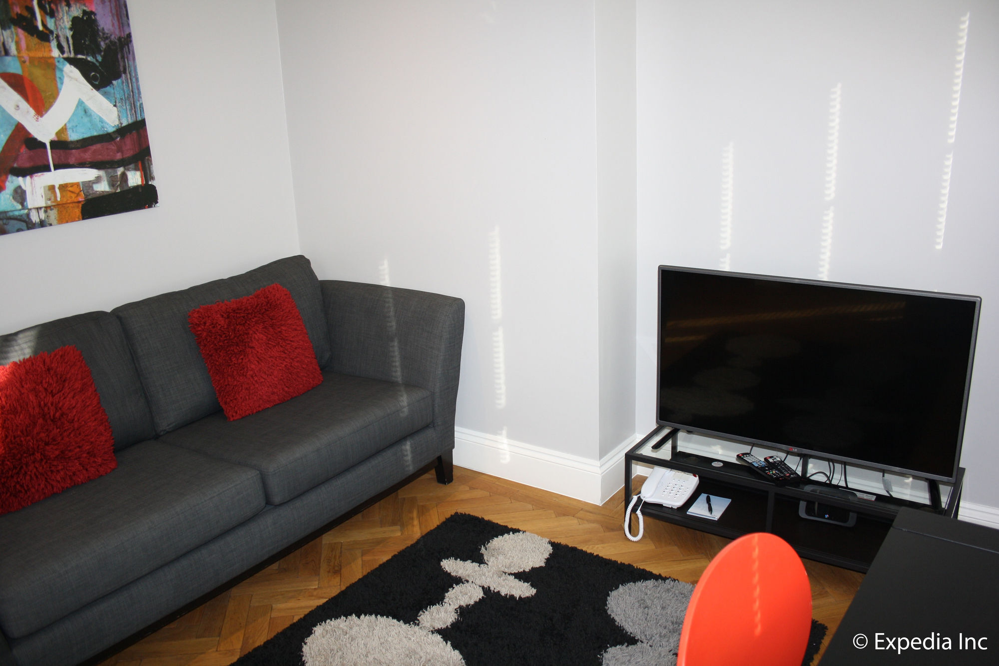 Barons Court Apartment *