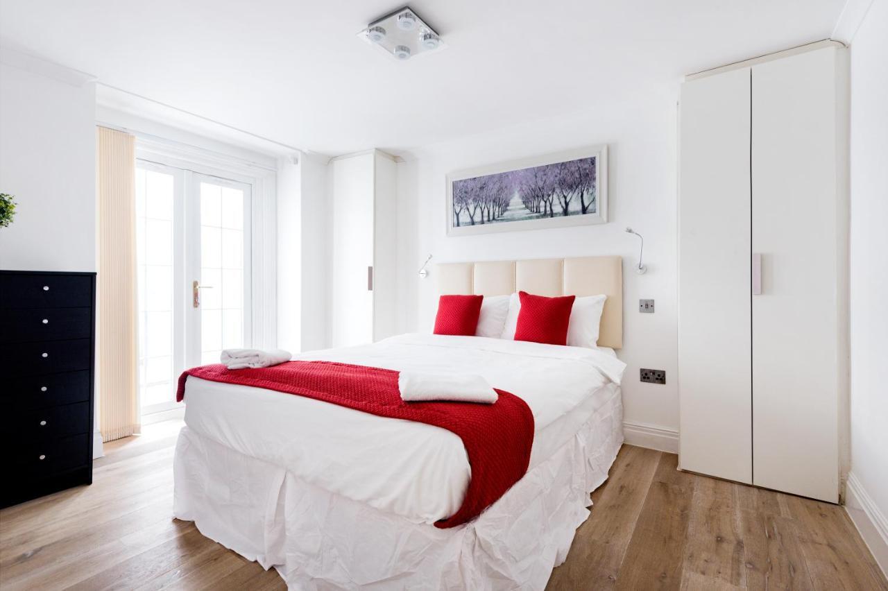 Large Two Bed With Private Entrance And Patio * London