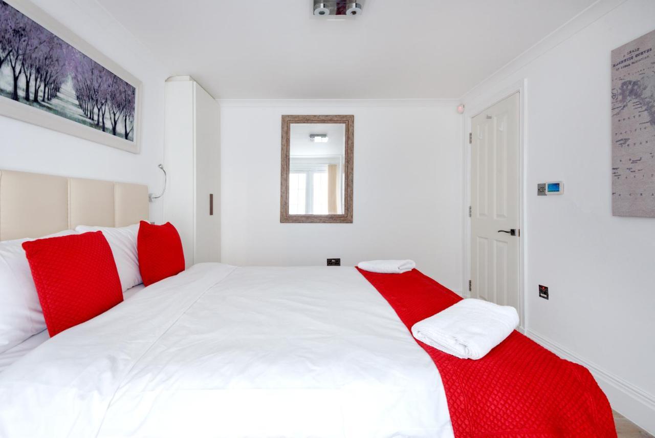 Apartment Large Two Bed With Private Entrance And Patio *
