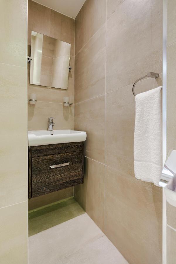 Apartment Large Two Bed With Private Entrance And Patio *