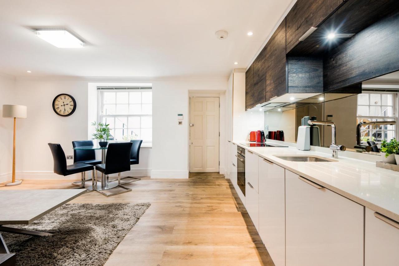Large Two Bed With Private Entrance And Patio Apartment *
