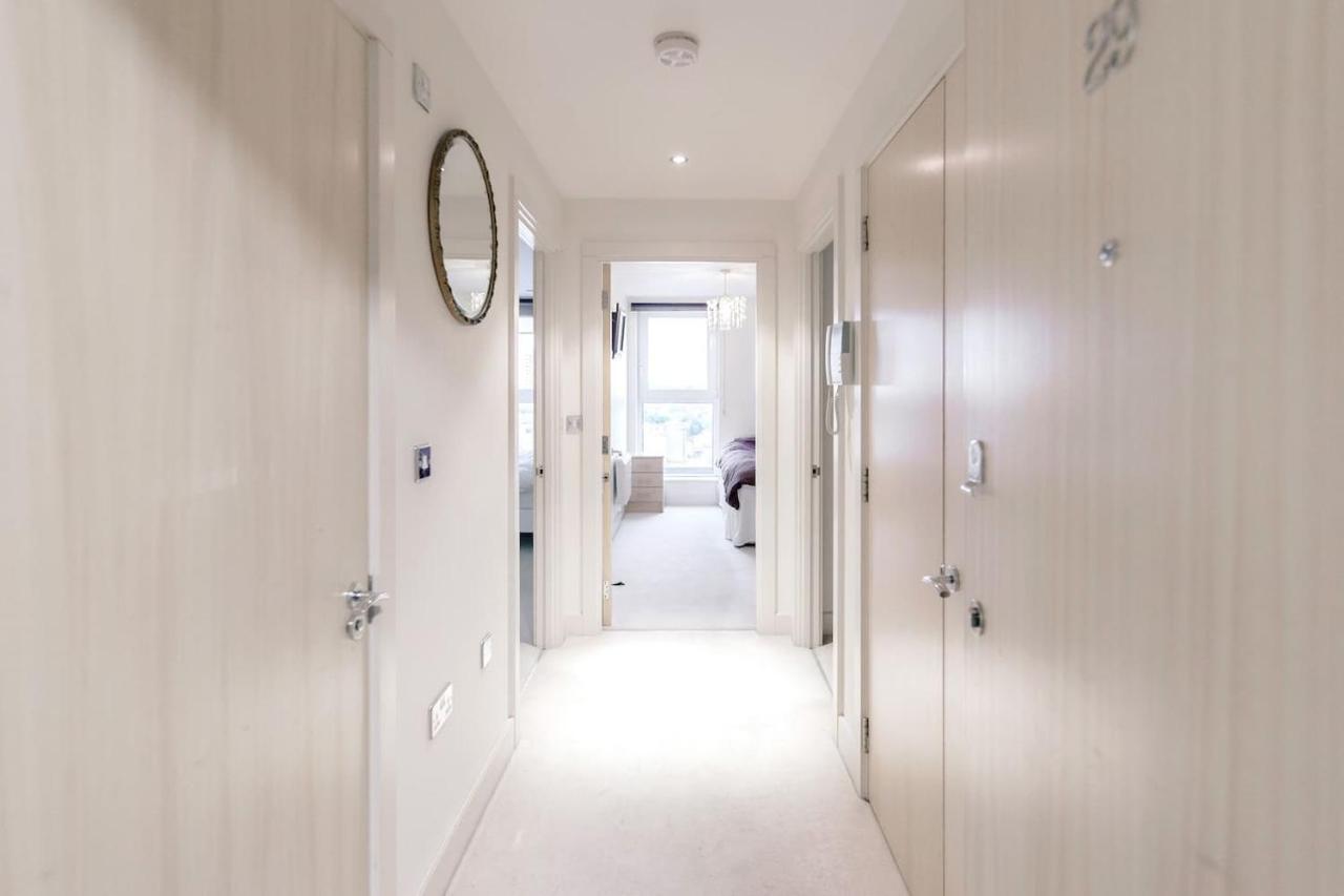 Chelsea / Imperial Wharf - Bright, Modern, Sunset View Apartment London