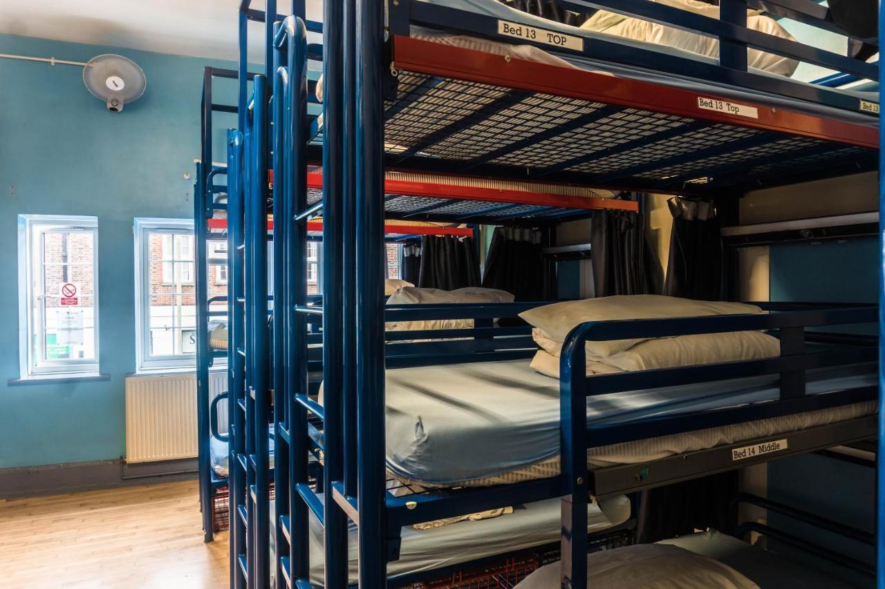 Backpackers Youth 18 - 35 Years Old Only Hostal *