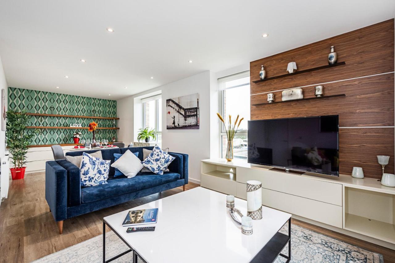 Chiswick Park 3 Bed 3 Bath West London - Parking Apartment London
