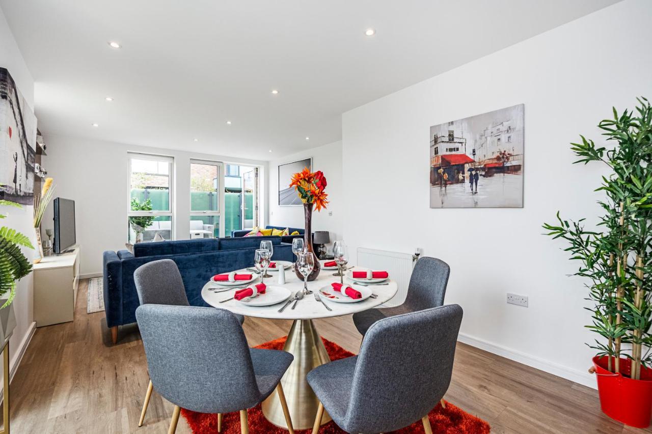 Chiswick Park 3 Bed 3 Bath West London - Parking London