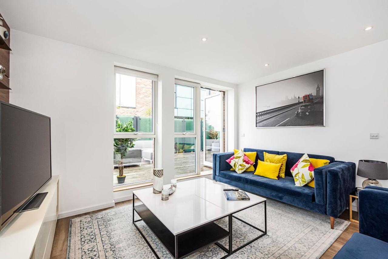 Chiswick Park 3 Bed 3 Bath West London - Parking Apartment *