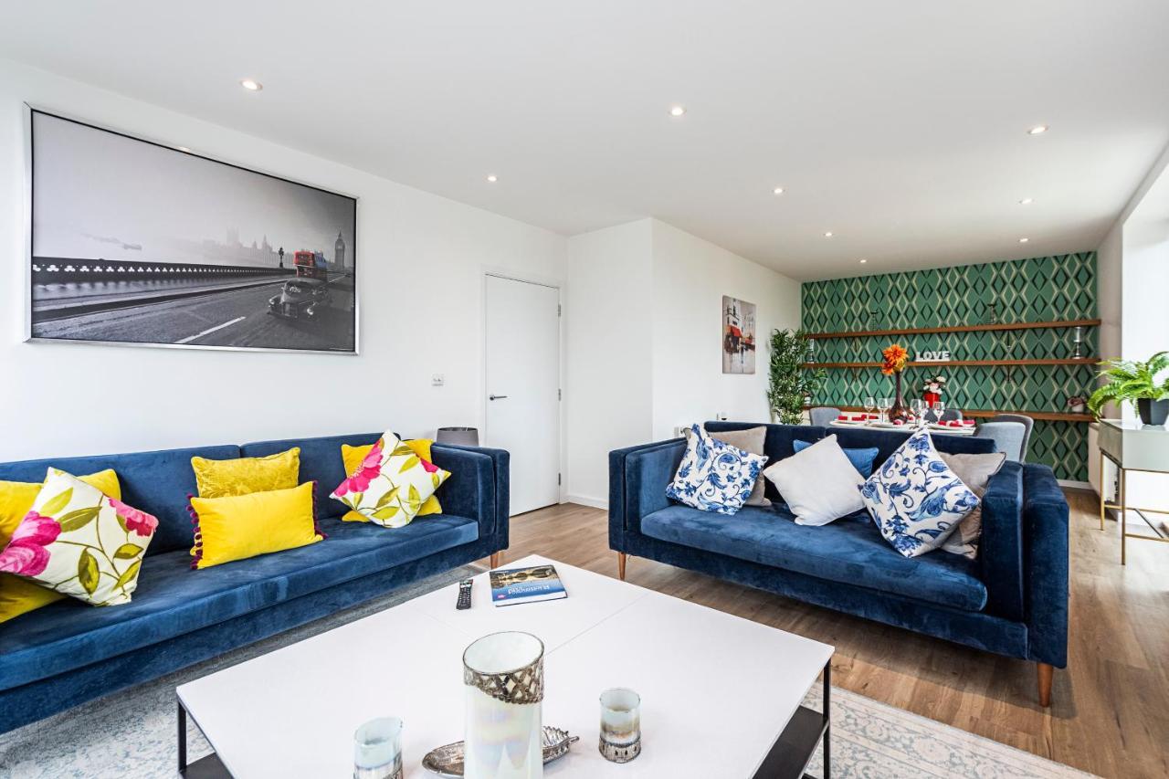 Chiswick Park 3 Bed 3 Bath West London - Parking Apartment