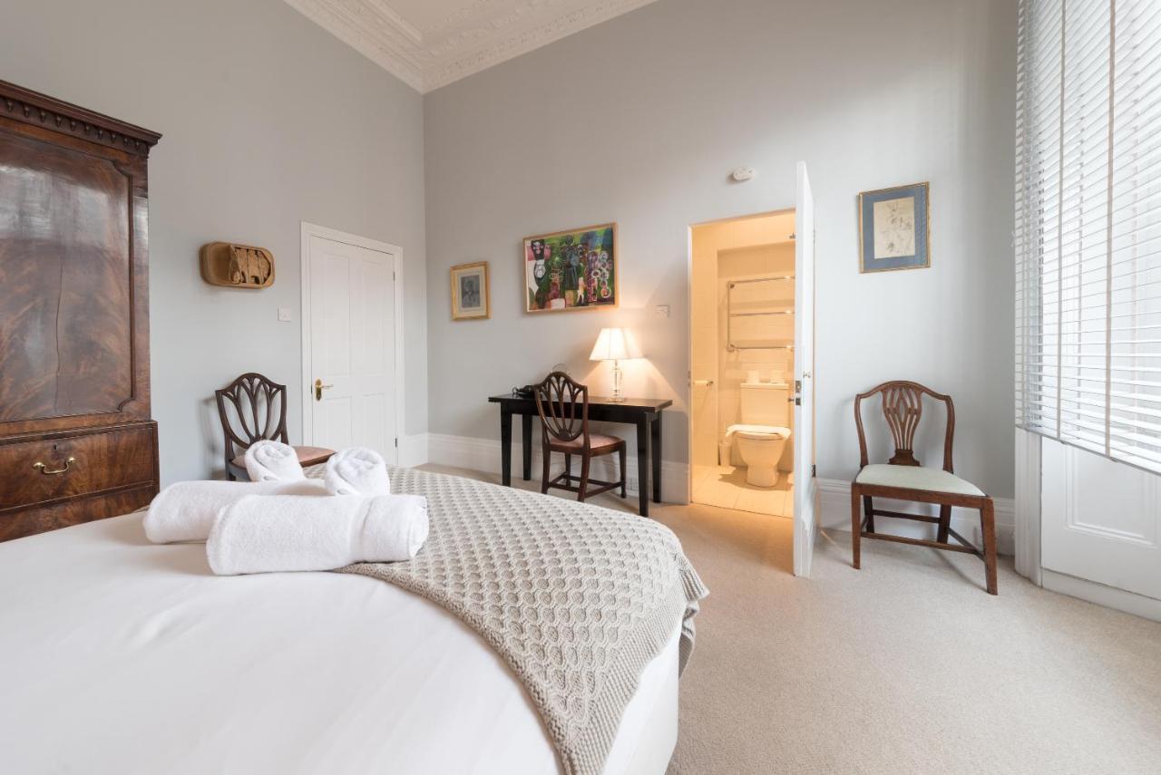 Warwick Square Apartment *