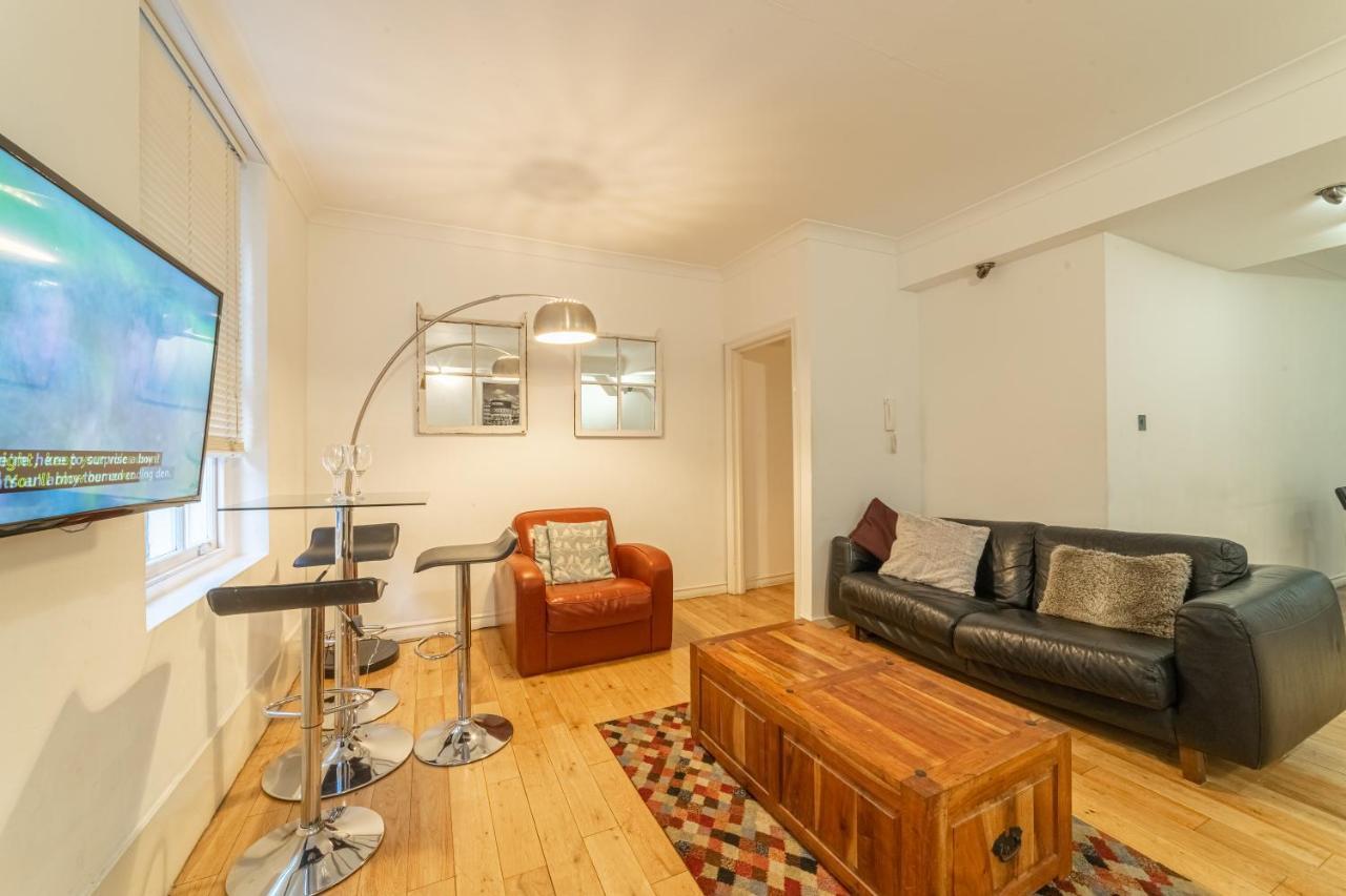 Piccadilly Circus Stylish Studio *