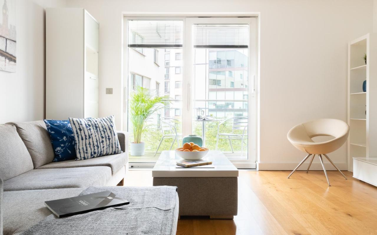 Fabulous 3 Bed 2 Bath Near Victoria Station * London