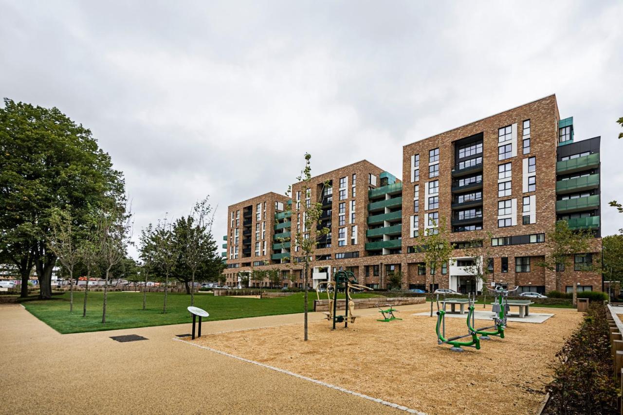 Chiswick Park 3 Bed 3 Bath West - Parking Appartement *
