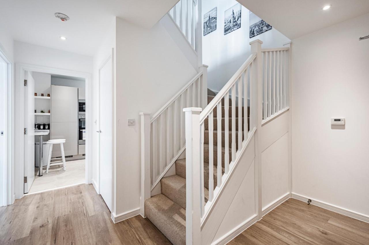Chiswick Park 3 Bed 3 Bath West London - Parking *