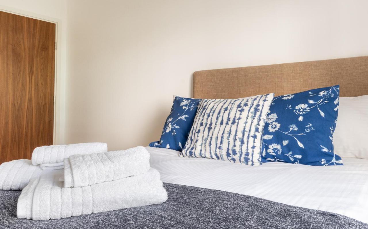 Fabulous 3 Bed 2 Bath Near Victoria Station Apartment *