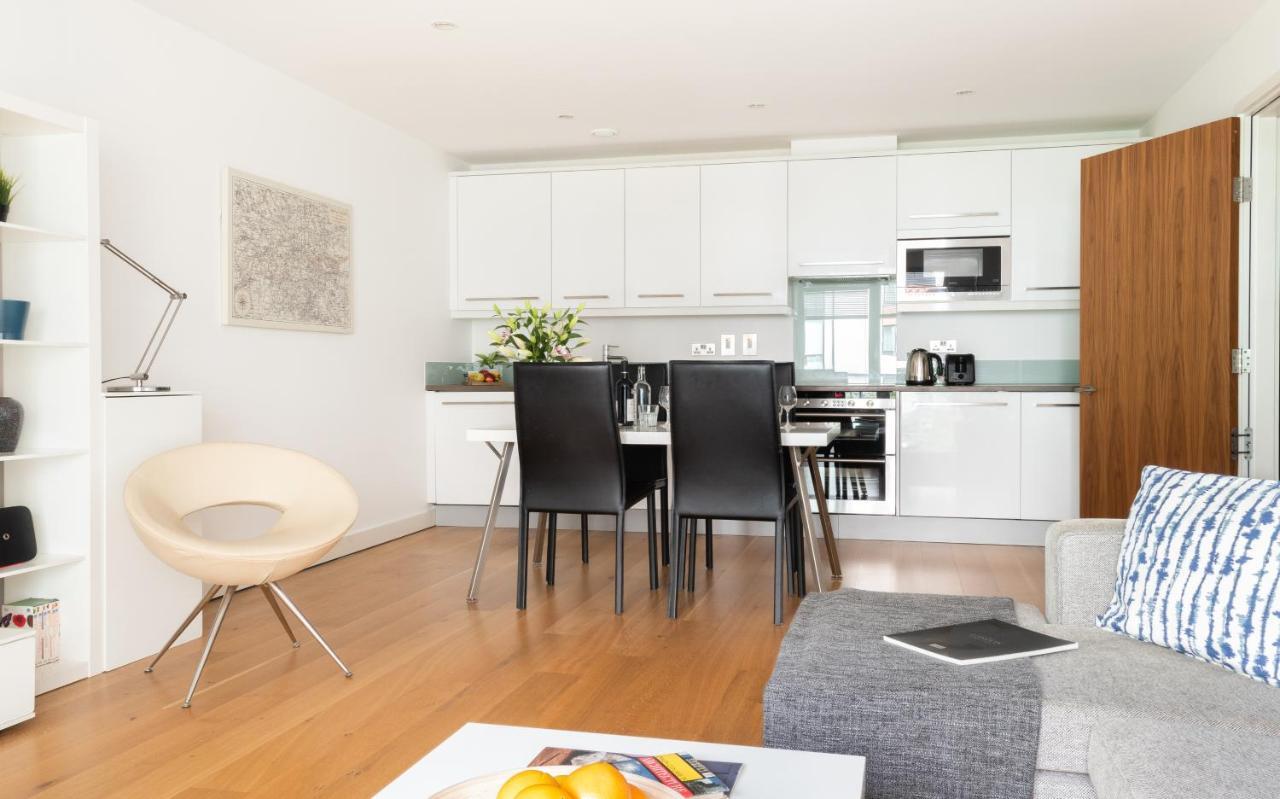 Fabulous 3 Bed 2 Bath Near Victoria Station * London