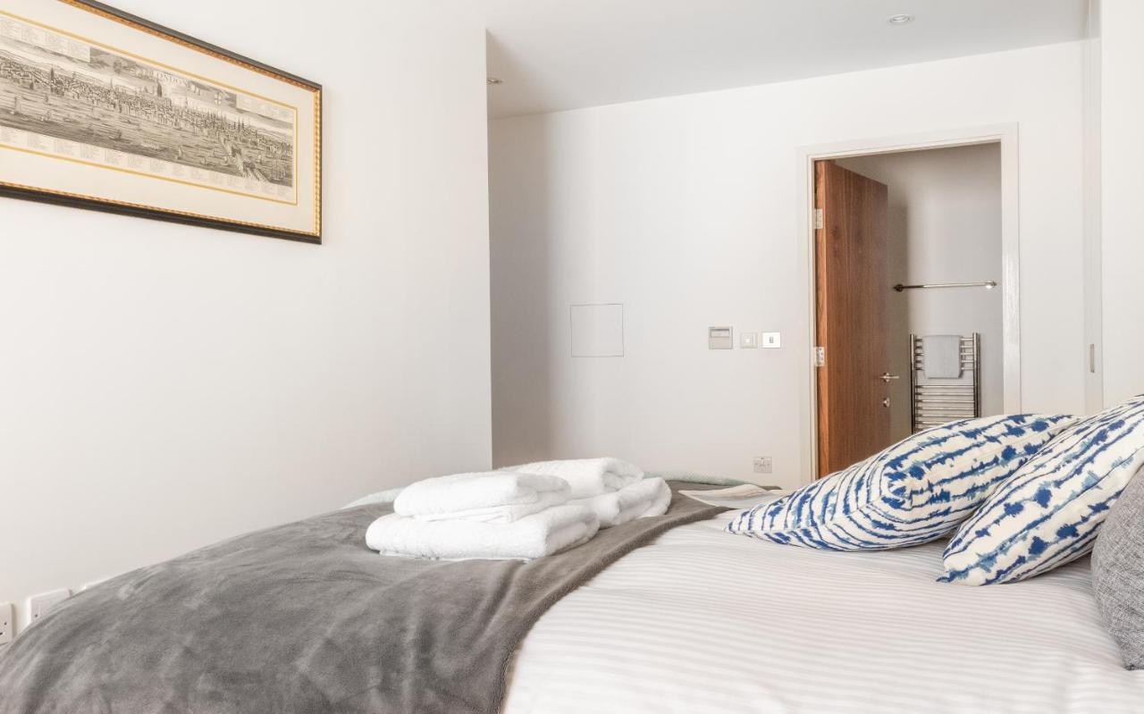 Fabulous 3 Bed 2 Bath Near Victoria Station Apartment *